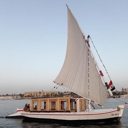 Nile Sunrise Felucca Boat Private Rental Luxor Buitenkant foto