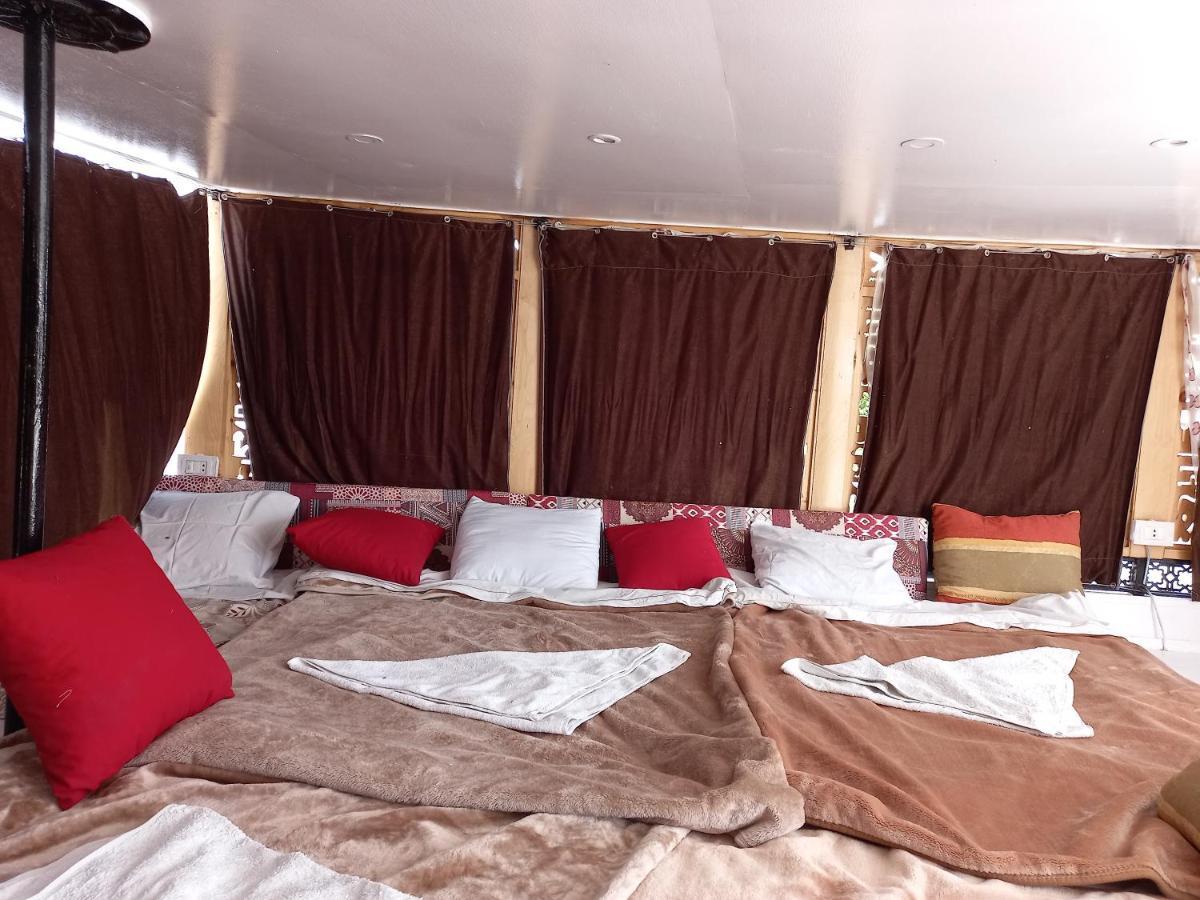 Nile Sunrise Felucca Boat Private Rental Luxor Buitenkant foto