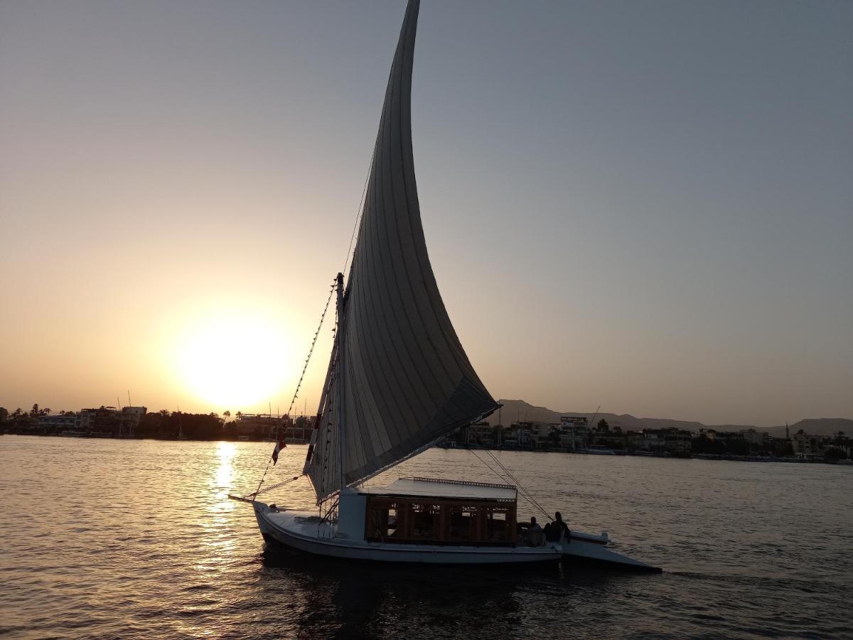 Nile Sunrise Felucca Boat Private Rental Luxor Buitenkant foto