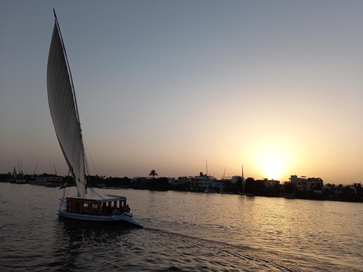 Nile Sunrise Felucca Boat Private Rental Luxor Buitenkant foto