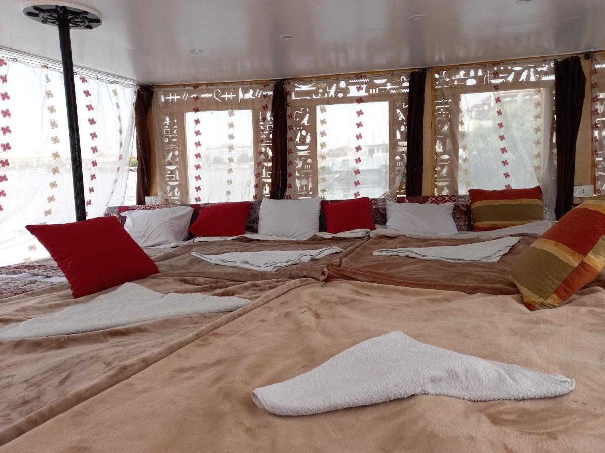 Nile Sunrise Felucca Boat Private Rental Luxor Buitenkant foto