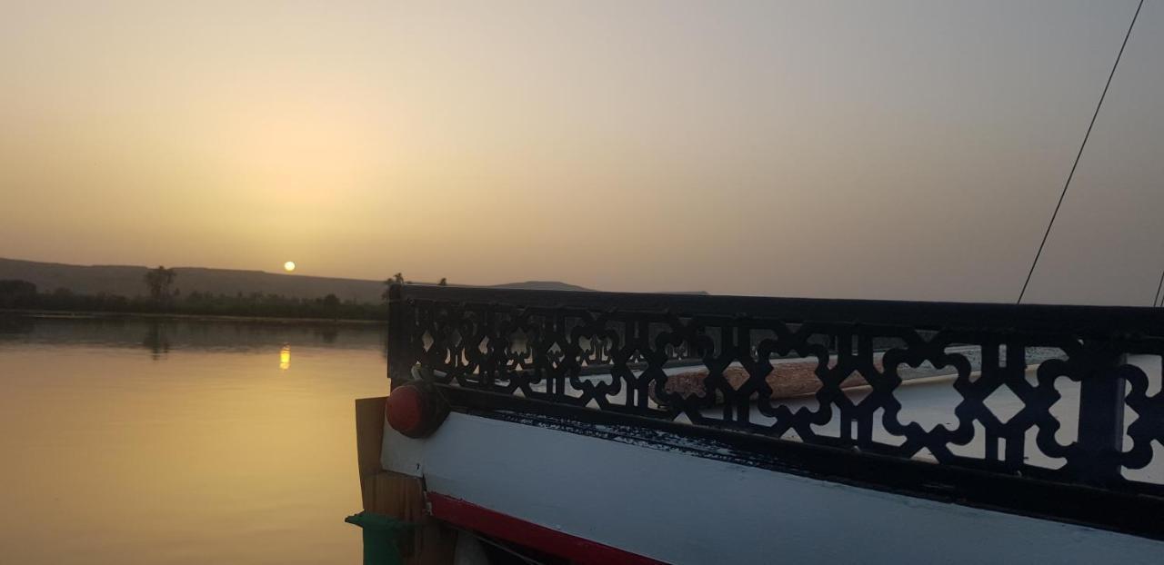 Nile Sunrise Felucca Boat Private Rental Luxor Buitenkant foto